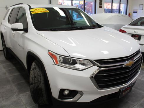 Used 2019 Chevrolet Traverse LT w/ LT Premium Package image 3