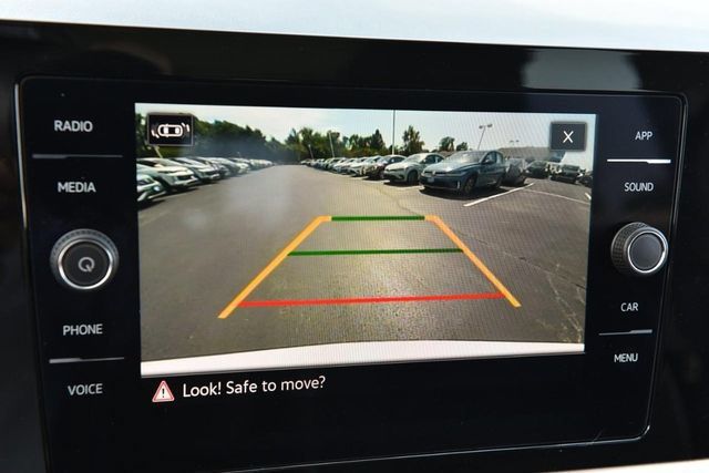 Used 2025 Volkswagen Taos SE w/ Panoramic Sunroof Package FWD image 12
