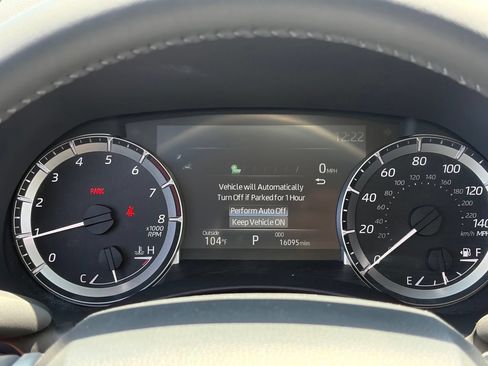 Used 2025 Toyota Highlander LE FWD image 11