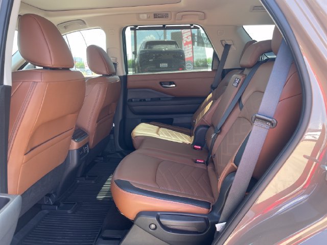 Used 2024 Nissan Pathfinder Platinum w/ Cargo Package AWD/4WD image 24