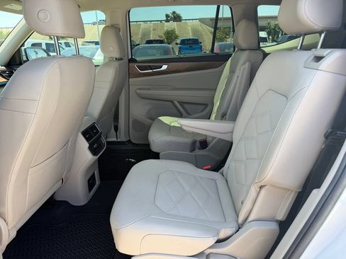 Used 2024 Volkswagen Atlas SE w/ Panoramic Sunroof Package FWD image 10