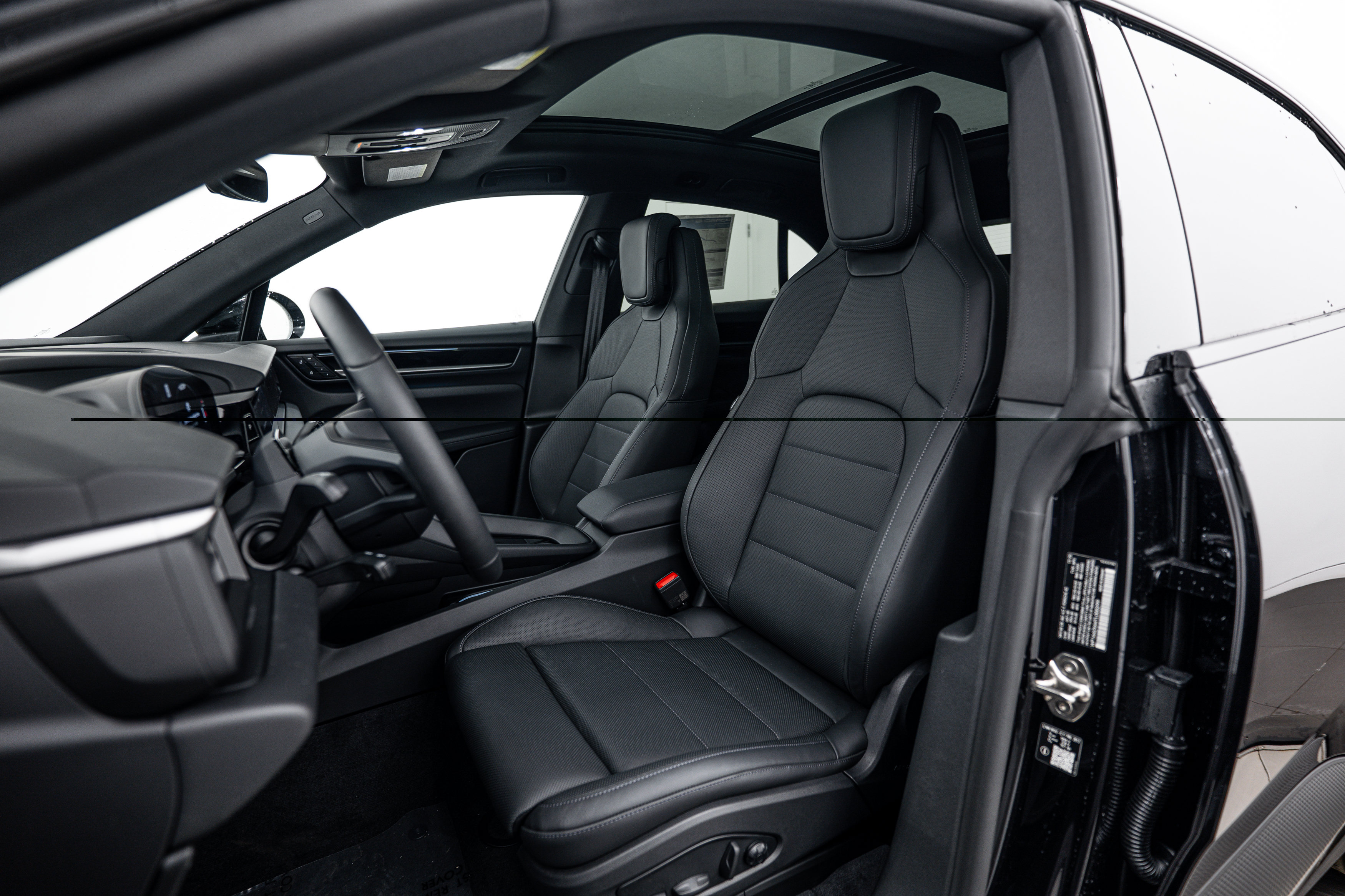 Certified 2026 Porsche Macan 4 Electric AWD/4WD image 5
