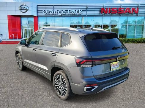 Used 2025 Volkswagen Taos SE FWD image 3