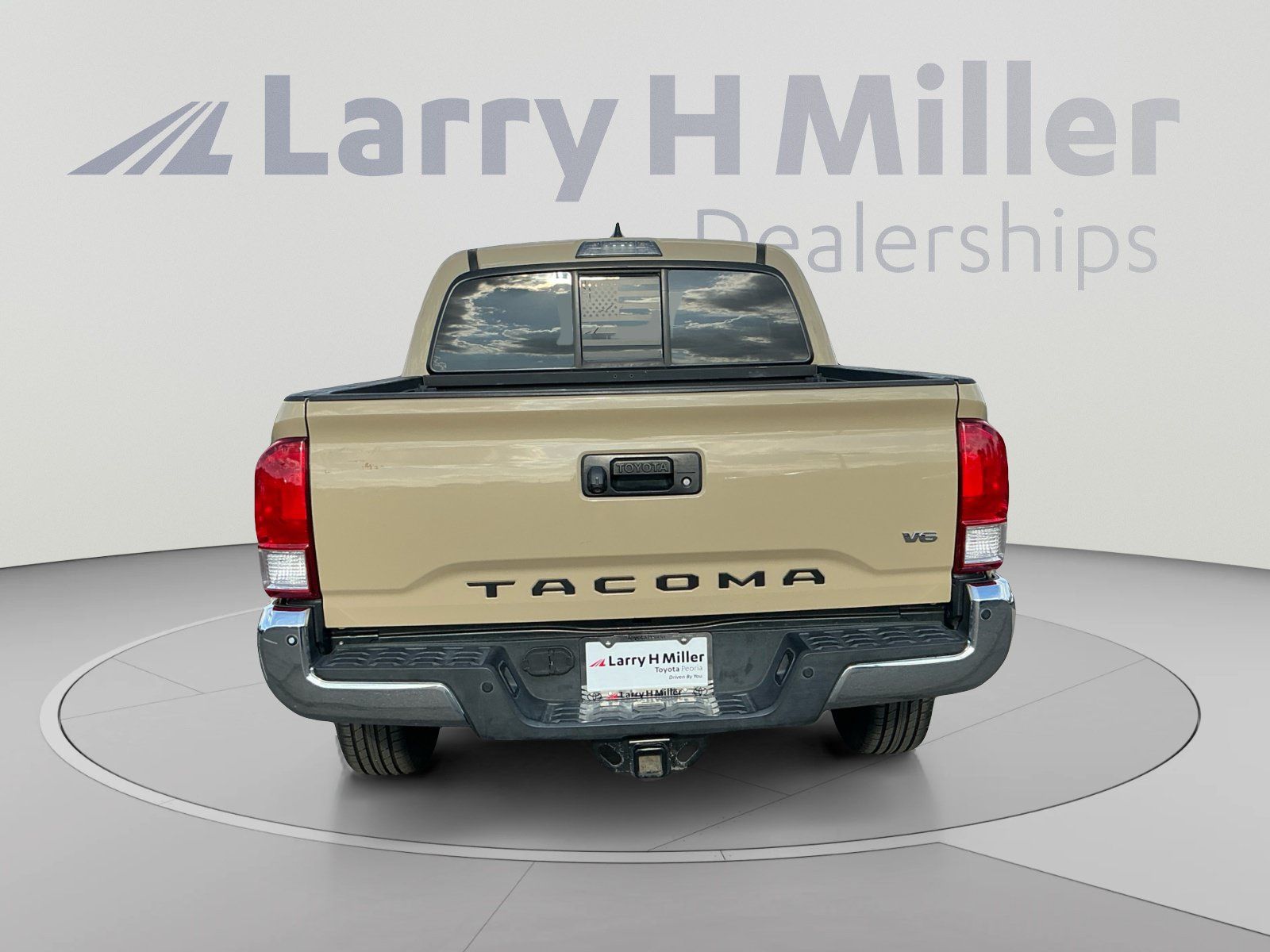 Used 2017 Toyota Tacoma SR5 w/ Tow Package RWD image 4