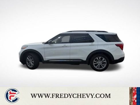 Used 2021 Ford Explorer XLT w/ Equipment Group 202A image 9