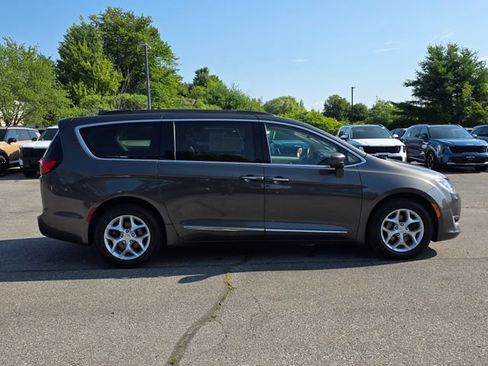 Used 2017 Chrysler Pacifica Touring-L w/ Tire & Wheel Group FWD image 9