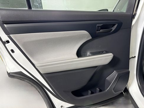 Used 2023 Toyota Highlander L image 26