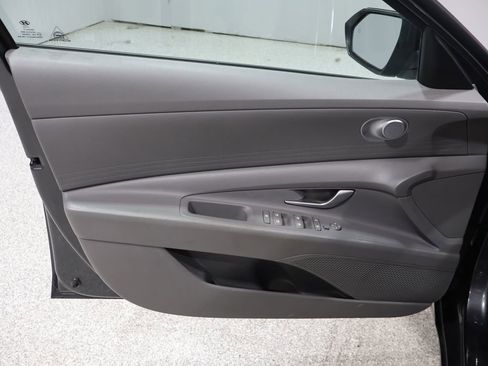 Used 2021 Hyundai Elantra SE image 12