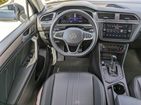 Certified 2023 Volkswagen Tiguan SE FWD image 18