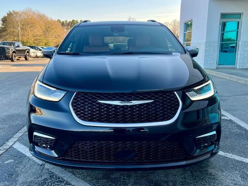 Used 2026 Chrysler Pacifica Pinnacle image 3