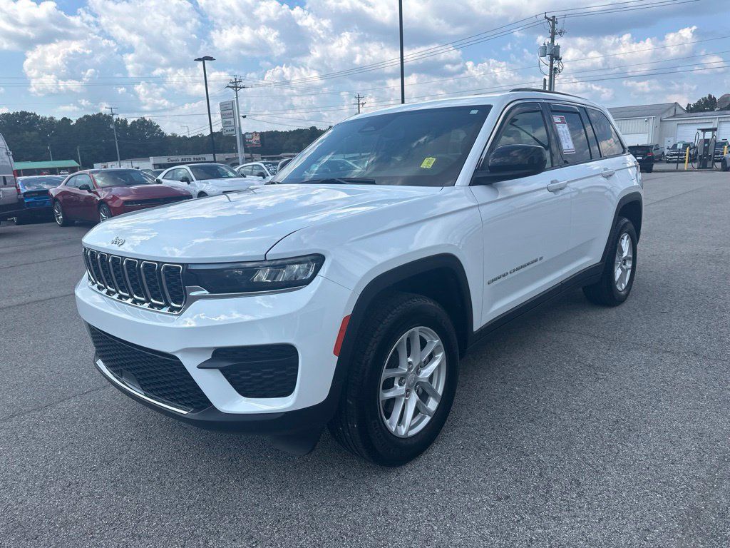 Used 2024 Jeep Grand Cherokee Laredo X w/ Luxury Tech Group I RWD image 3