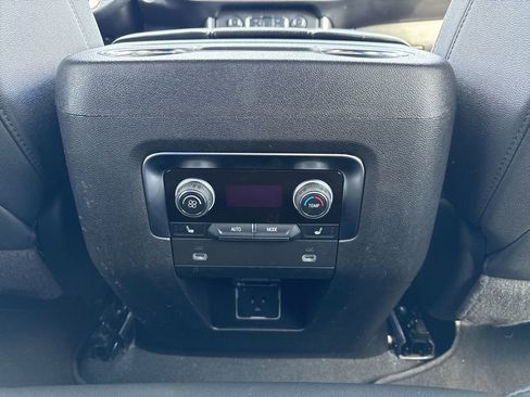 Used 2024 Chevrolet Suburban Premier image 17