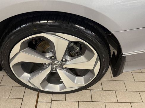 Used 2018 Honda Accord Touring image 12