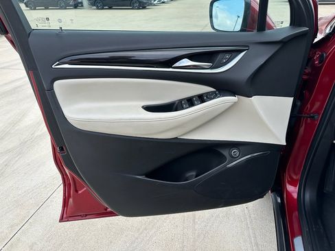 Used 2024 Buick Enclave Essence image 9