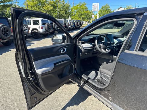 New 2025 Jeep Compass Sport image 11