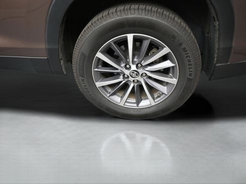 Used 2019 Toyota Highlander XLE image 37