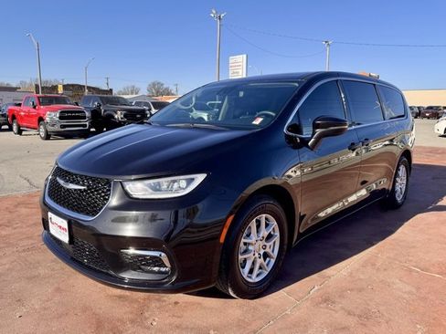 Used 2023 Chrysler Pacifica Touring-L image 1
