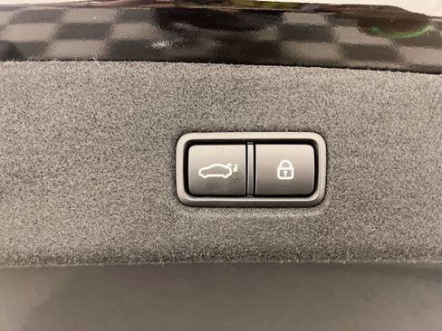 Used 2020 Kia K900 Luxury w/ VIP Package image 28