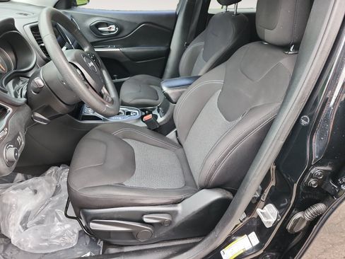 Used 2019 Jeep Cherokee Latitude w/ Popular Appearance Group FWD image 9