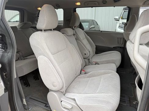 Used 2019 Toyota Sienna LE image 28