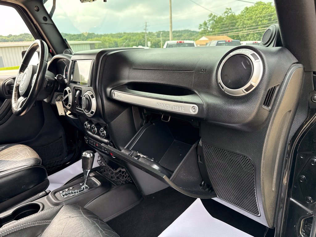 Used 2014 Jeep Wrangler Unlimited Rubicon w/ Connectivity Group AWD/4WD image 37