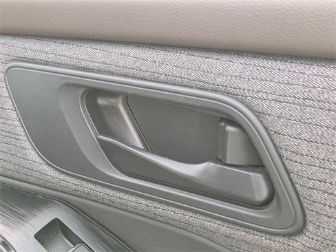 Used 2023 Nissan Rogue S image 33