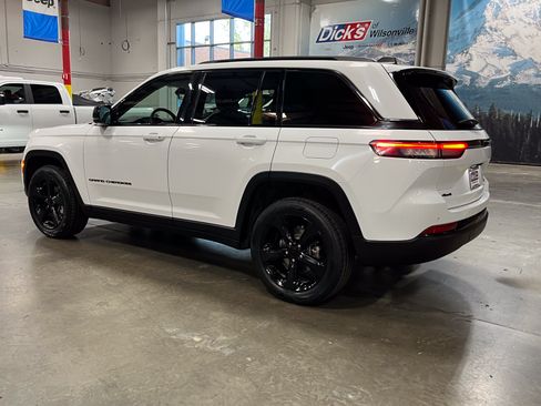 Used 2023 Jeep Grand Cherokee Limited w/ Luxury Tech Group II AWD/4WD image 3