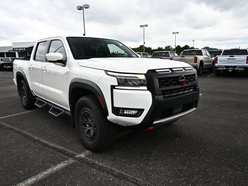 Used 2025 Nissan Frontier PRO-4X w/ Pro Convenience Package AWD/4WD image 2