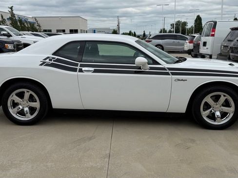 Used 2017 Dodge Challenger SXT RWD image 6