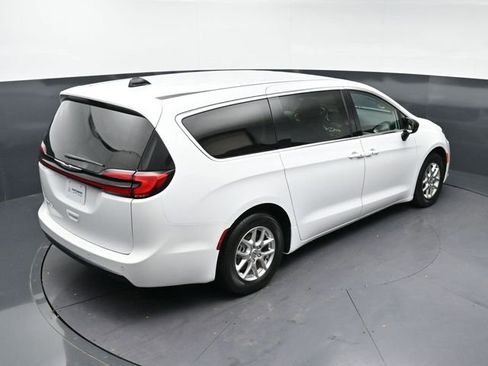 Used 2024 Chrysler Pacifica Touring-L image 30
