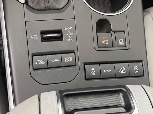 Used 2020 Toyota Highlander XLE AWD/4WD image 18