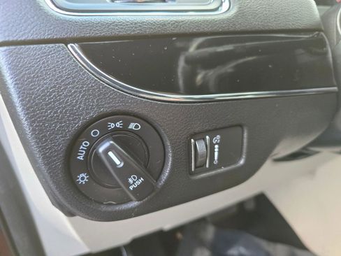 Used 2019 Dodge Grand Caravan SXT image 17