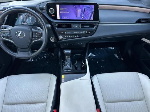 Certified 2025 Lexus ES 300h w/ Premium Package image 18