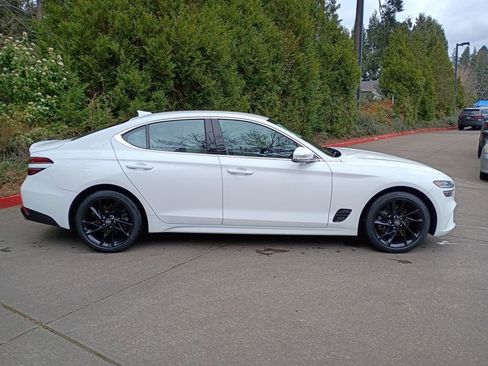 Used 2022 Genesis G70 2.0T image 3