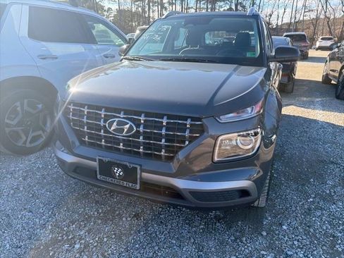 Used 2024 Hyundai Venue Limited image 5