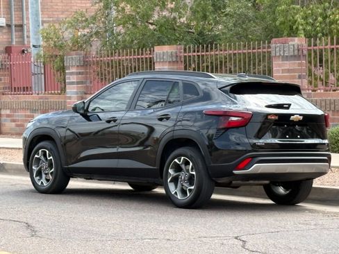 Used 2025 Chevrolet Trax LT FWD image 4