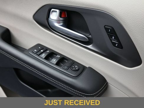 Used 2024 Chrysler Pacifica Touring-L FWD image 15
