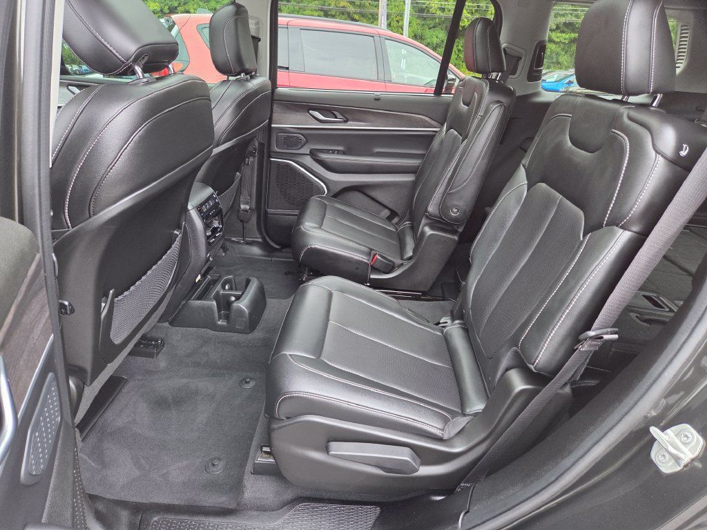 Used 2023 Jeep Grand Cherokee L Limited w/ Luxury Tech Group II AWD/4WD image 21