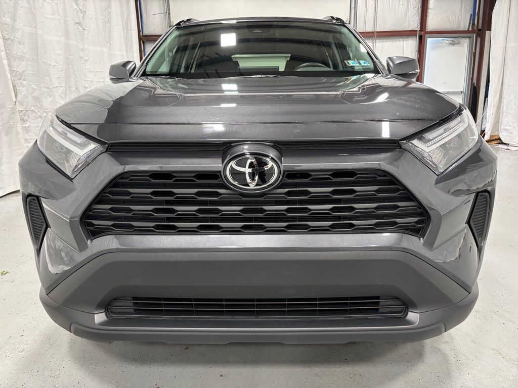 Used 2025 Toyota RAV4 XLE AWD/4WD image 2