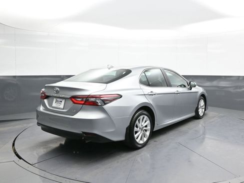 Used 2021 Toyota Camry LE image 6