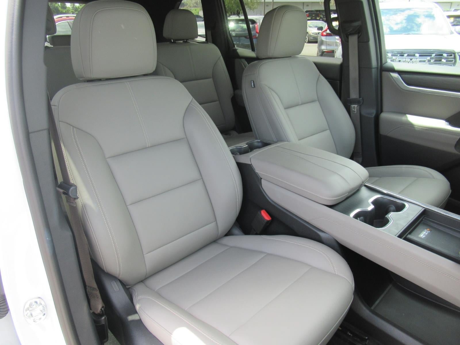 Used 2026 GMC Acadia Elevation w/ Elevation Premium Package FWD image 9