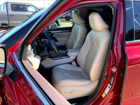 Used 2021 Toyota Highlander Limited image 7