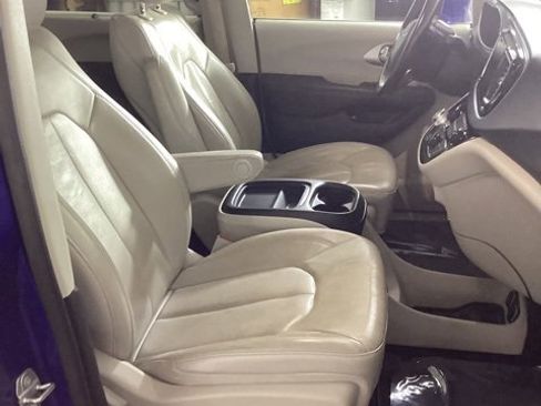 Used 2020 Chrysler Pacifica Touring-L image 17