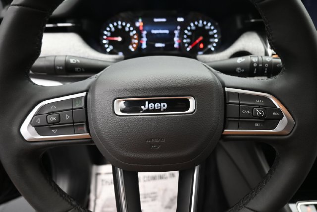 Used 2025 Jeep Compass Latitude AWD/4WD image 14