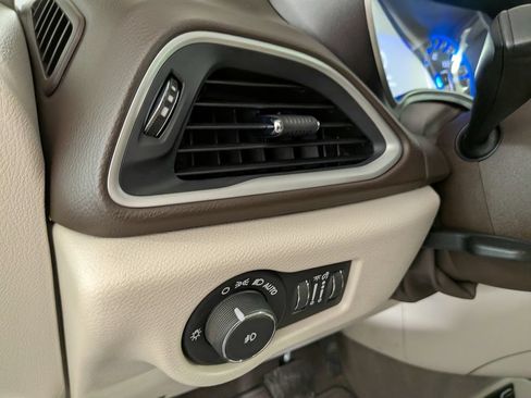 Used 2020 Chrysler Pacifica Touring-L Plus FWD image 19