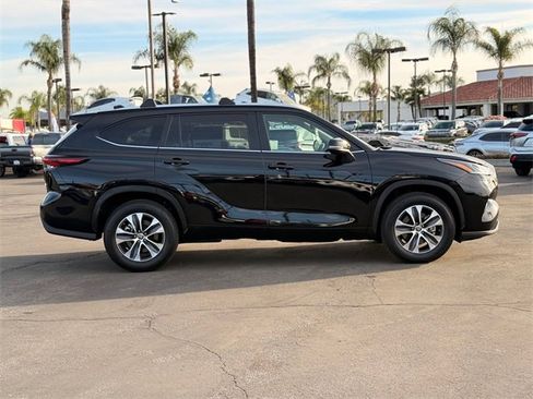 Used 2024 Toyota Highlander XLE image 4