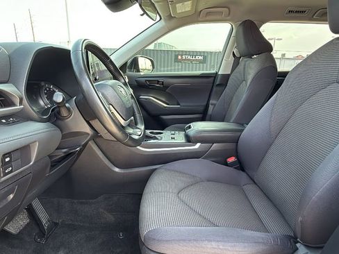 Used 2024 Toyota Highlander LE FWD image 10