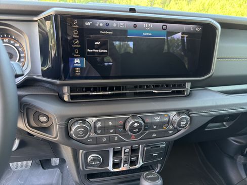 Used 2025 Jeep Gladiator Sport AWD/4WD image 27