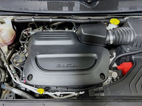 Used 2025 Chrysler Pacifica Select image 28