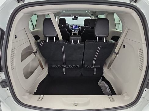 Used 2023 Chrysler Pacifica Touring-L FWD image 33